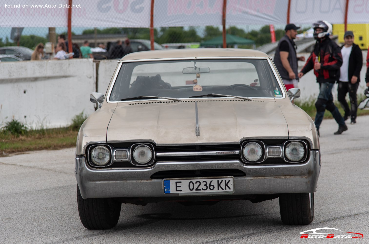 Specifications: Oldsmobile Cutlass Supreme Holiday Sedan 5.4 V8 (320 Hp) Automatic 1966, 1967