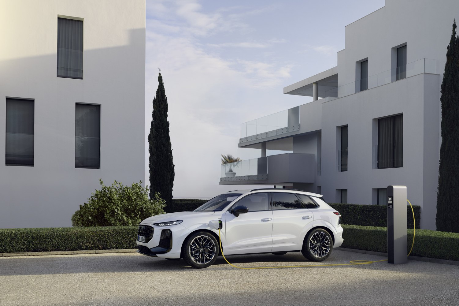 Specifications: Audi Q3 III (FJ) 1.5 TFSI (272 Hp) e-hybrid S tronic 2025