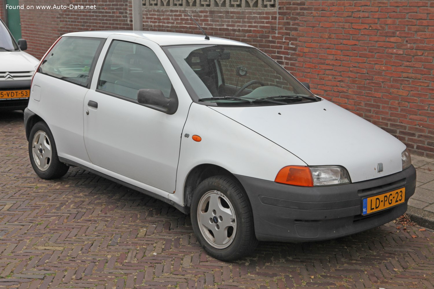 Specifications: Fiat Punto I (176) 90 1.6 (88 Hp) 1994, 1995, 1996, 1997