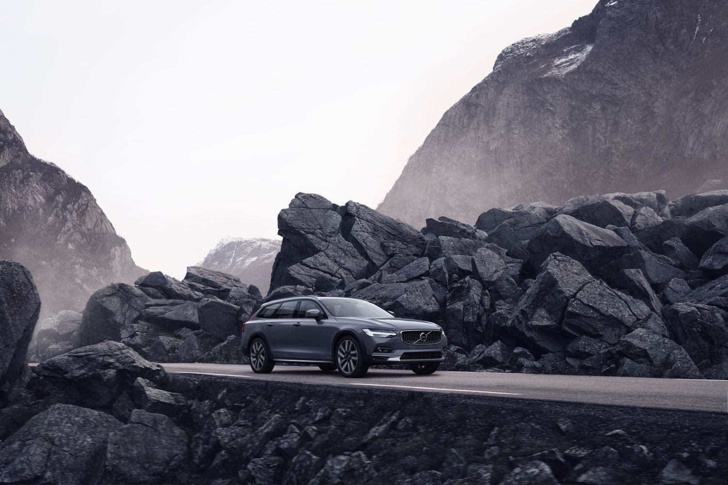 Specifications: Volvo V90 Cross Country (facelift 2020) 2.0 D5 (235 Hp) AWD Automatic 2020